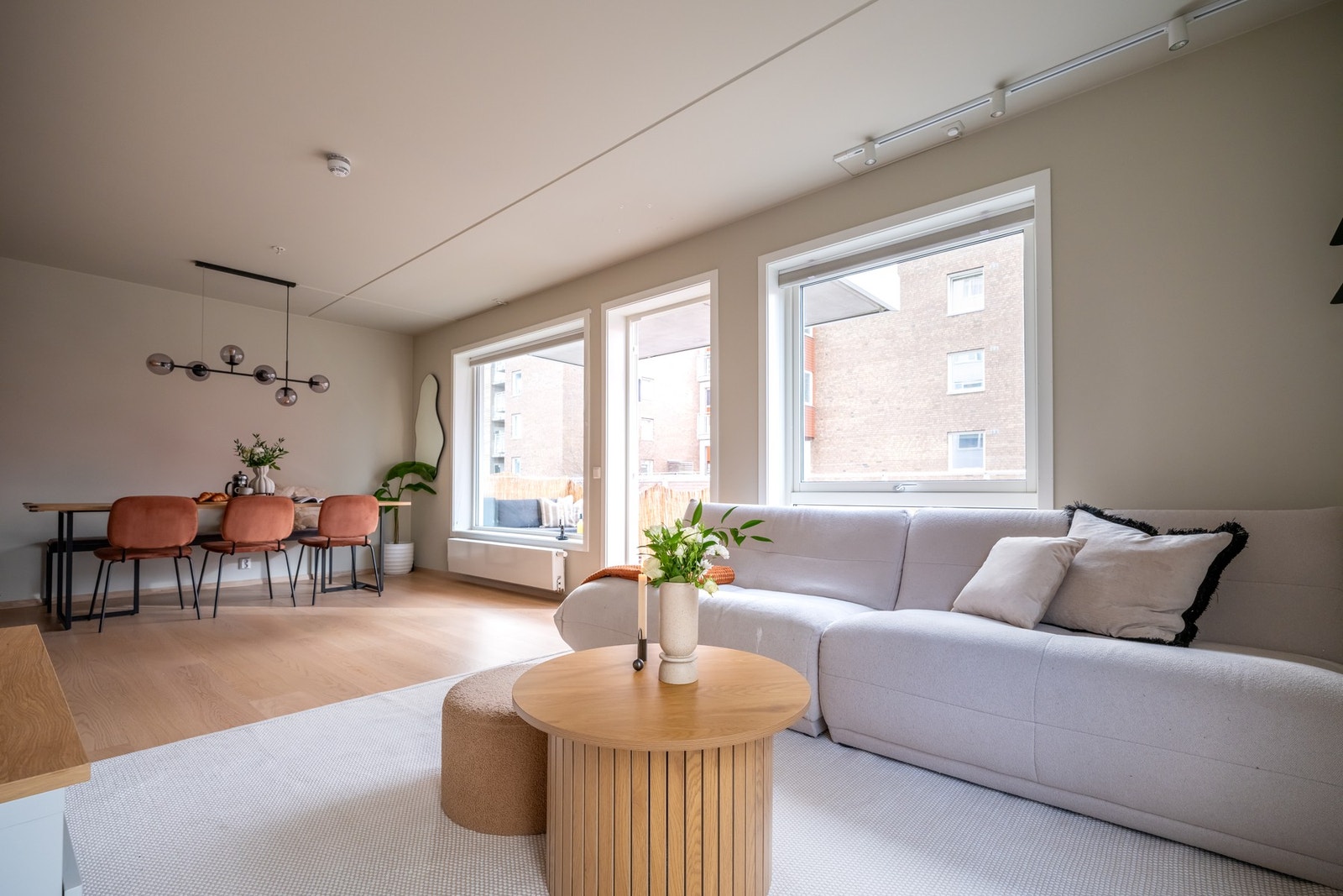 Rommet er malt i moderne fargevalg og har lekker 1-stavs eikeparkett på gulv. Galleribilde