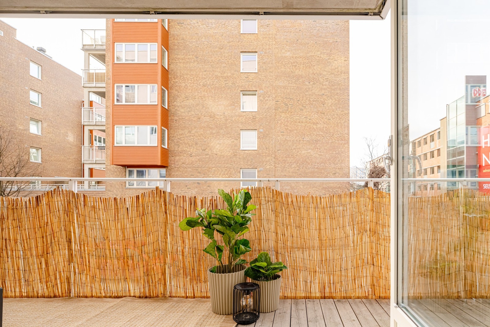 Balkongen blir fort en utvidelse av stuen på sommerhalvåret. Galleribilde
