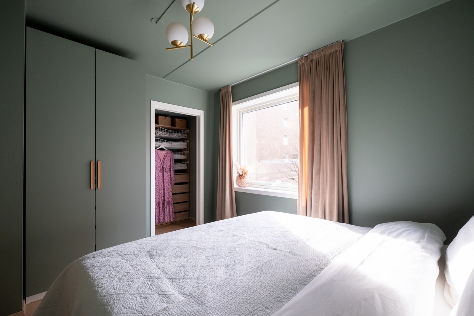 Hovedsoverommet har god plass til dobbeltseng med nattbord. Galleribilde