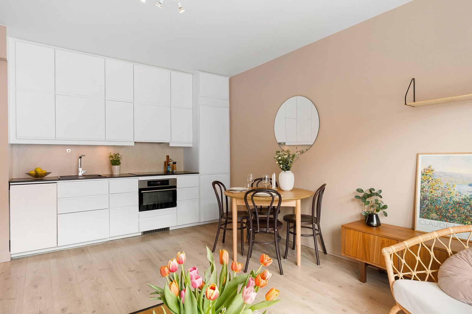 jøkkeninnredning fra IKEA med god skap- og benkeplass. Kjøkkenet har glatte fronter, laminat benkeplate med nedfelt kum, samt flisplater på vegg over benk. Galleribilde