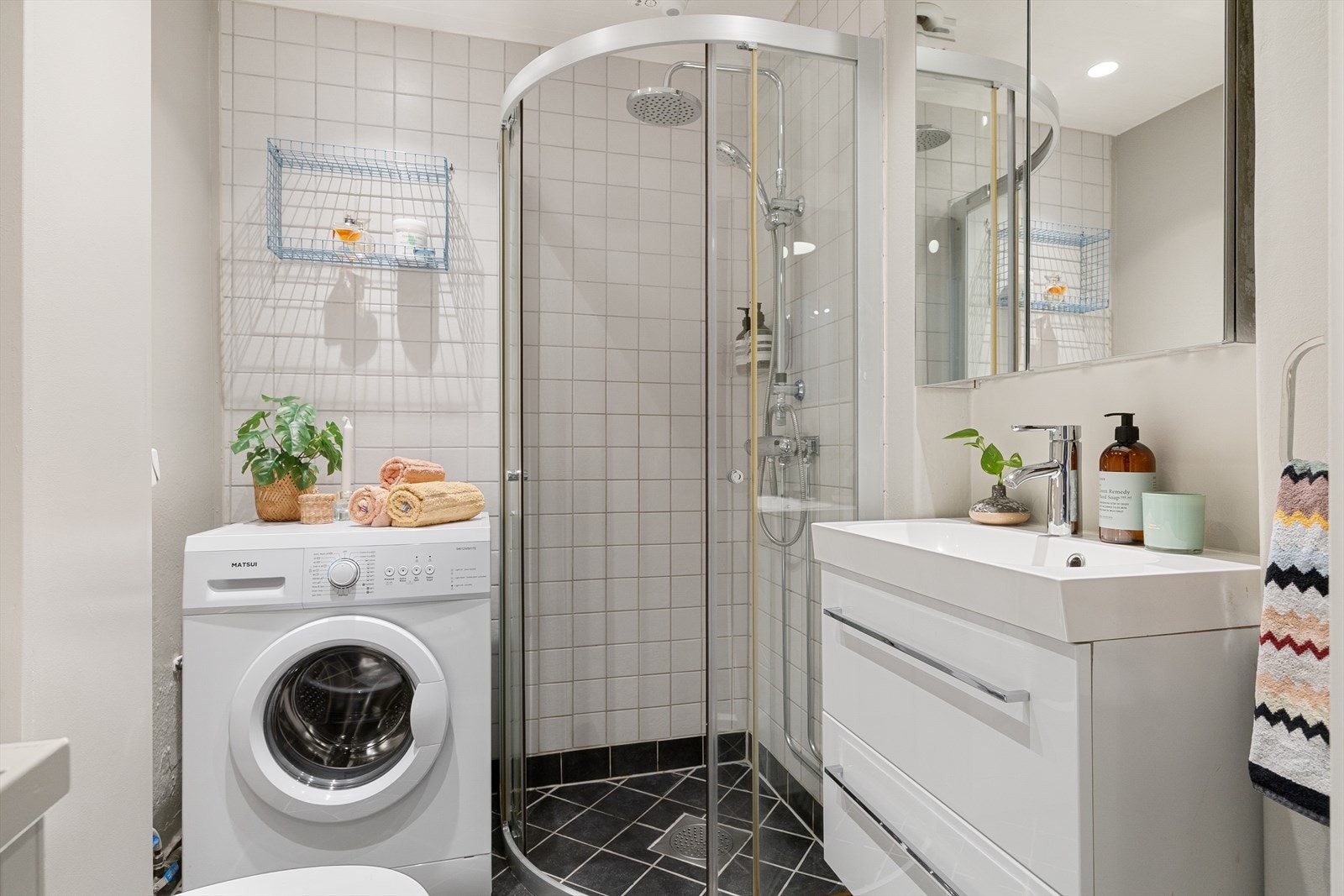 Pent flislagt baderom med elektrisk gulvvarme og downlights i himling. Badet består av servantskap med glatte fronter og heldekkende servant. Galleribilde