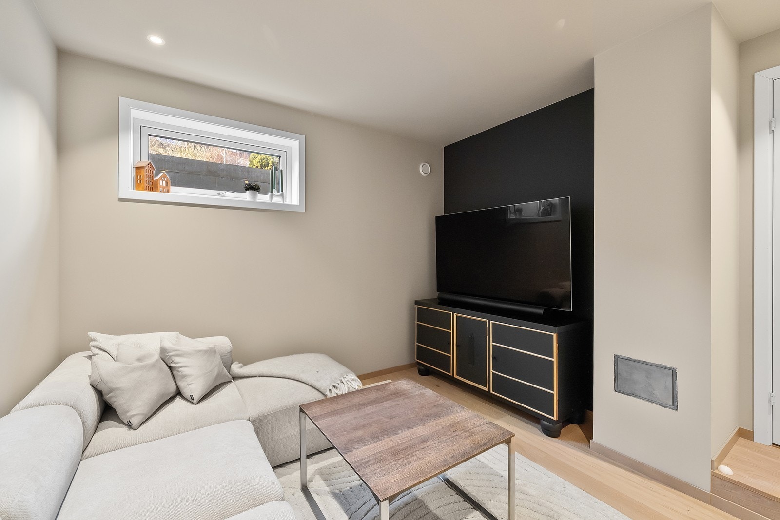 Kjellerstue i 1.etg med sofa og TV Galleribilde
