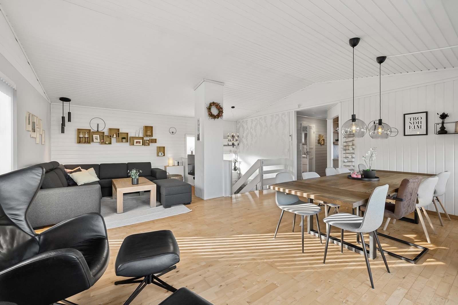 Godt med lysinnslipp fra store vinduer på stua. Varmepumpe i trappeoppgangen. Galleribilde