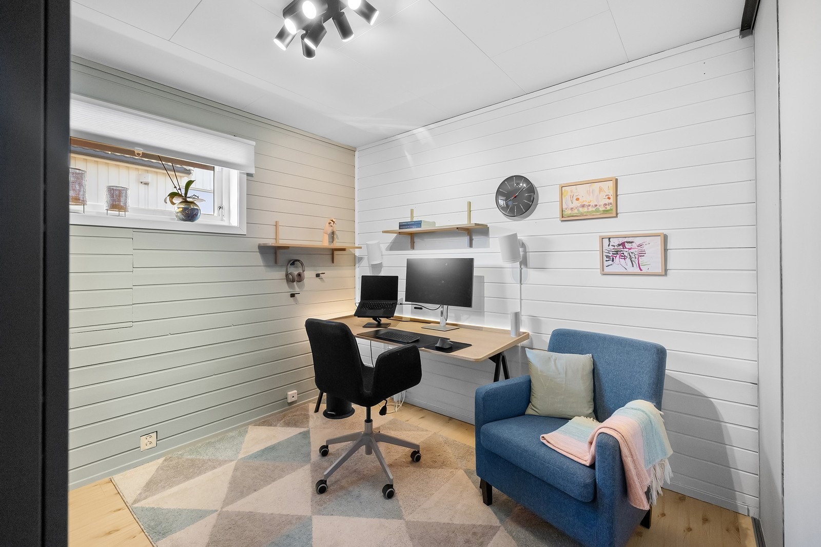 Praktisk og pent kontor i 1.etg, med skyvedørsgarderober. Kan også brukes som gjesterom. Galleribilde