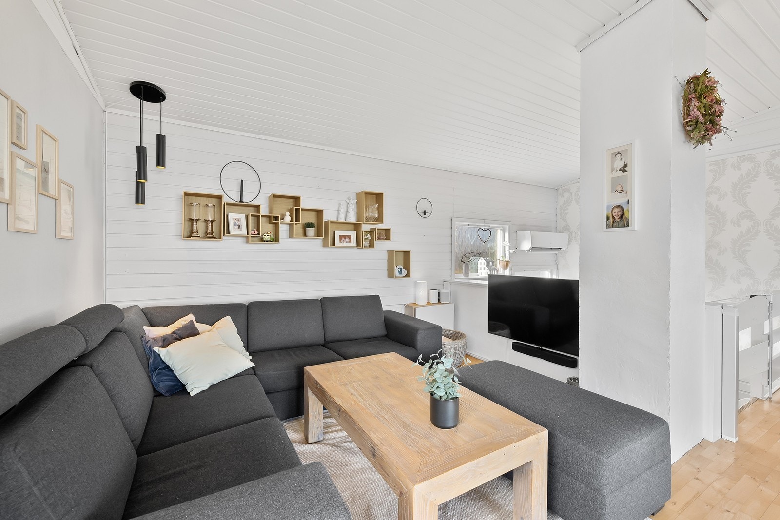 Koselig sofakrok med tv Galleribilde