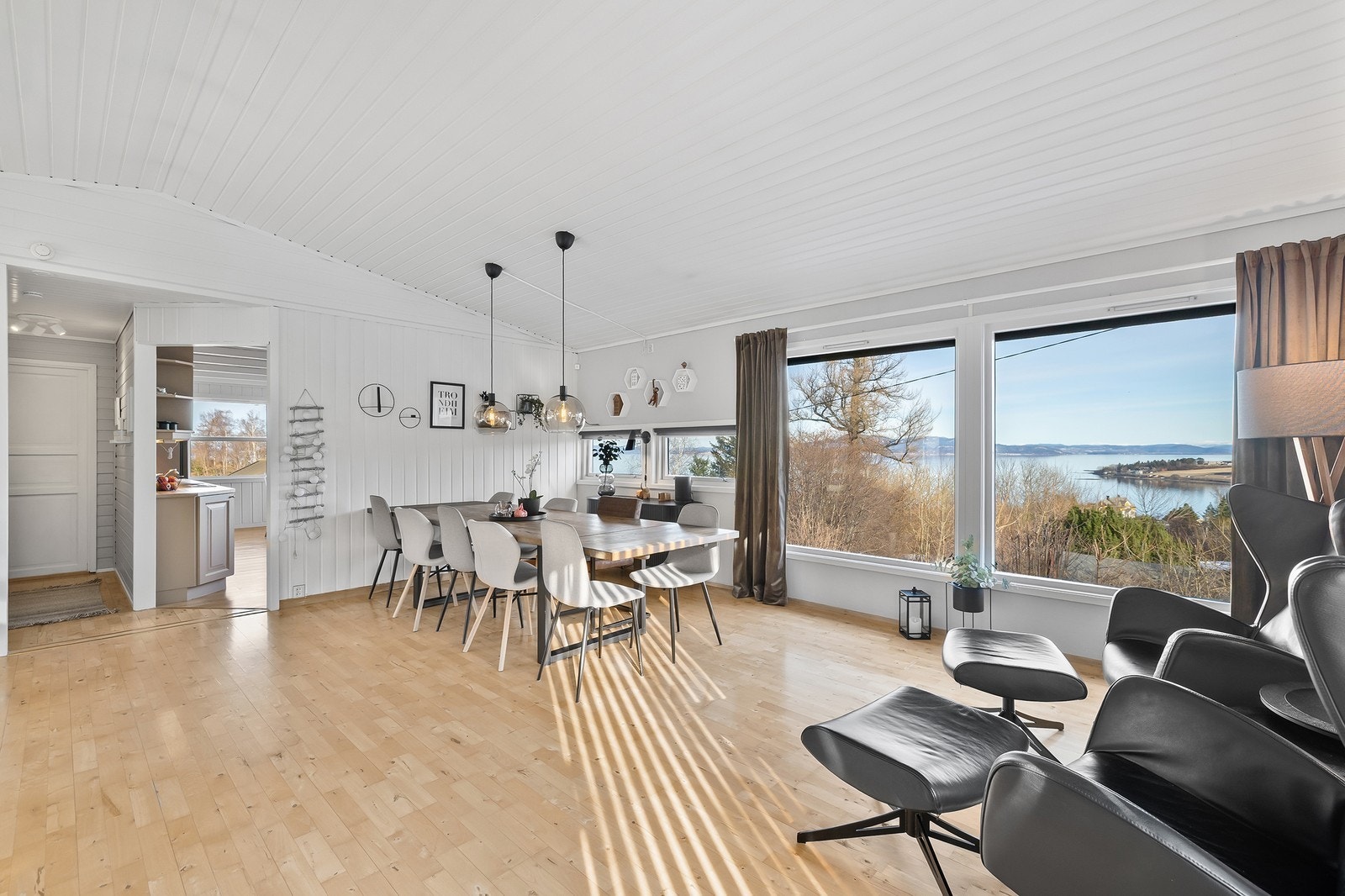 Velkommen inn! Fra stuen har man flott utsikt mot fjorden Galleribilde