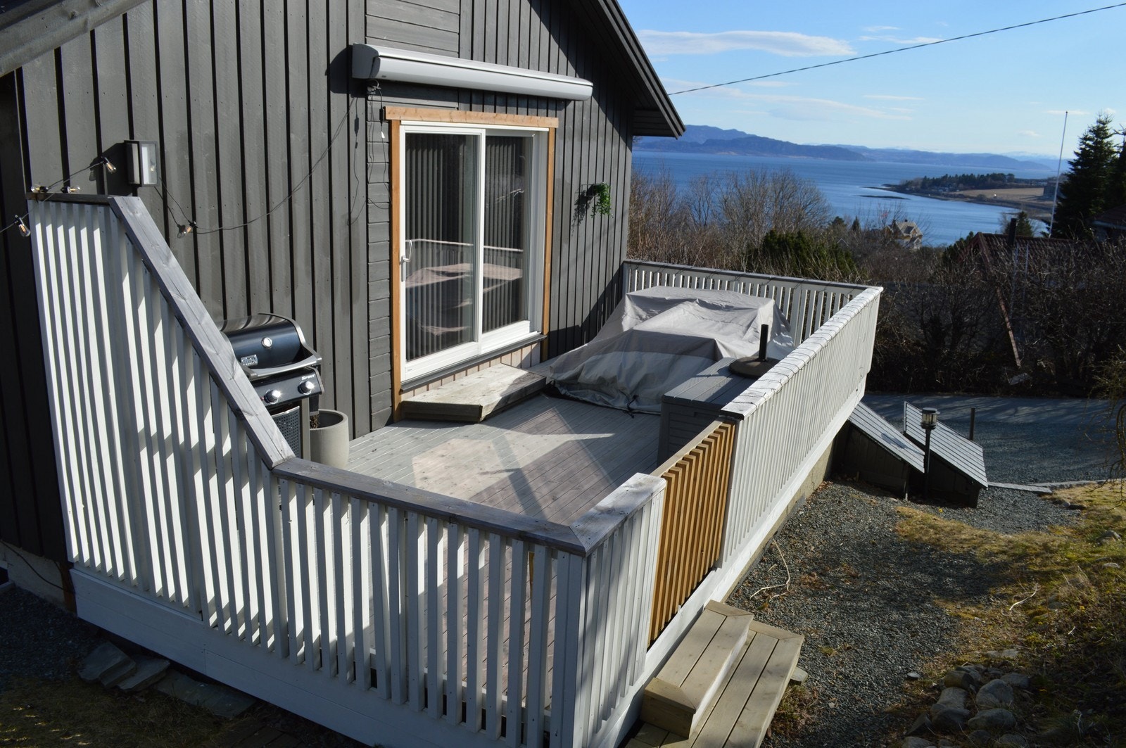 Veranda med sittegruppe og grill Galleribilde