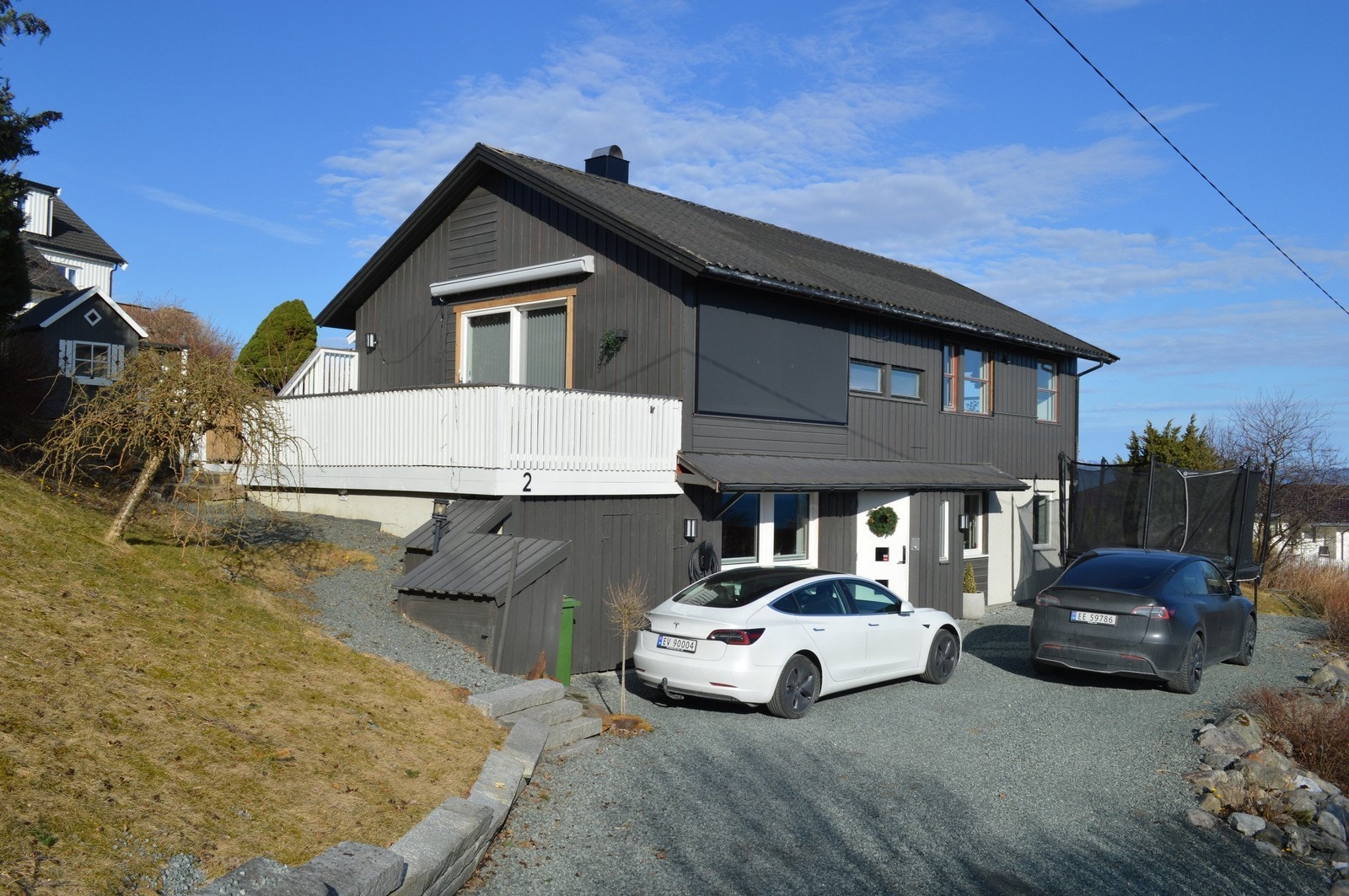 Eneboligen har hage både på siden og baksiden av huset Galleribilde