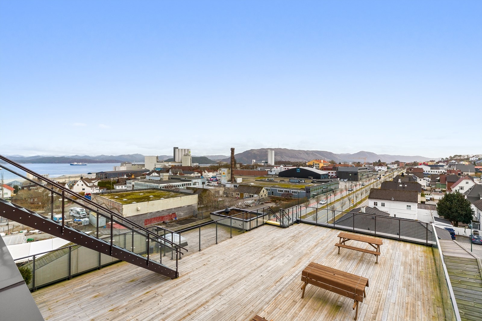 Fantastisk utsikt fra felles takterrasse, med nærhet til sjøen og byens fasiliteter. Perfekt for avslapning og sosiale sammenkomster. Galleribilde