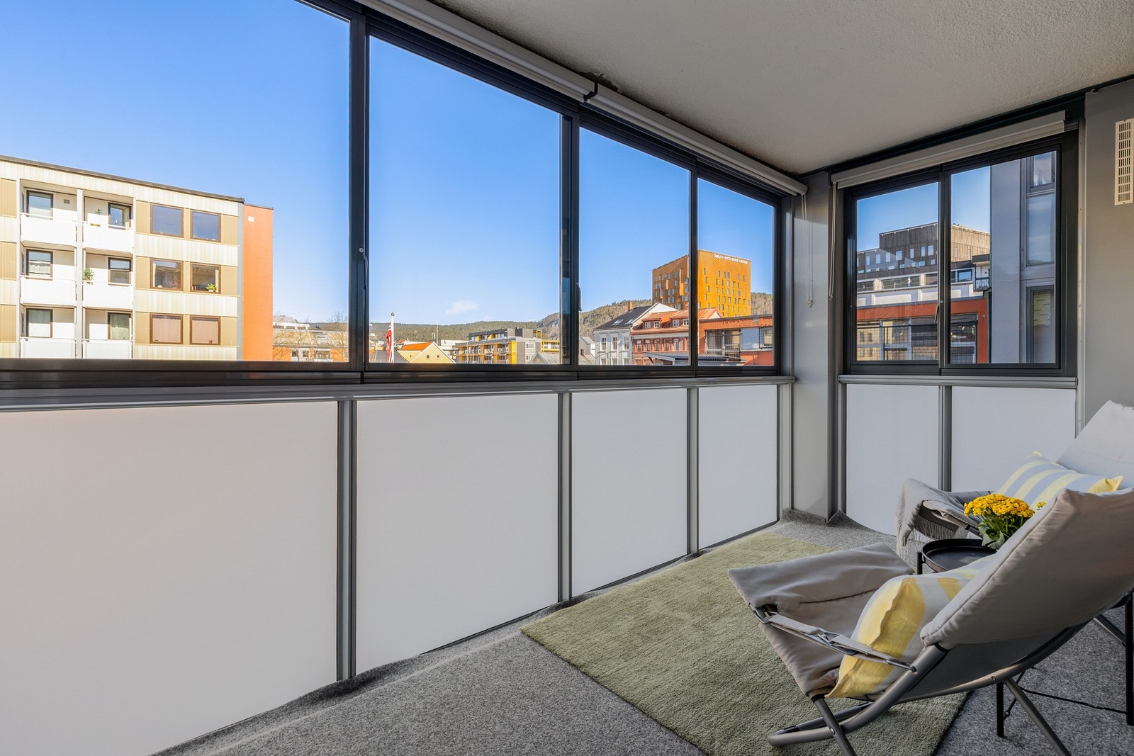 Balkongen fungerer fint som en forlengelse av stuen på sommertid Galleribilde