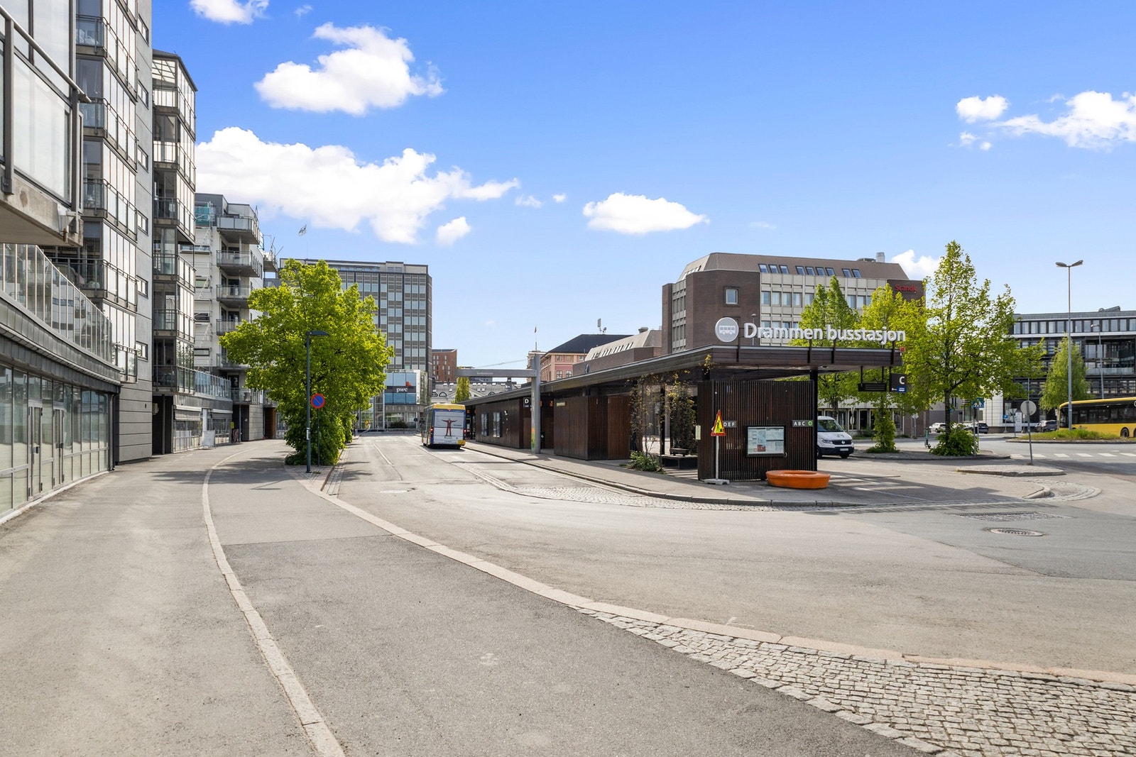Drammen busstasjon ligger bare noen minutters gange fra leiligheten Galleribilde