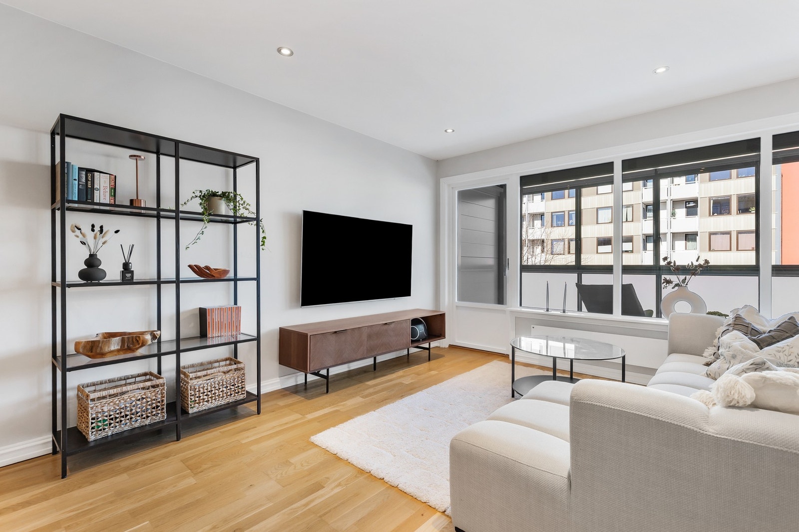 Rommet har store vindusflater som slipper inn rikelig med naturlig lys Galleribilde