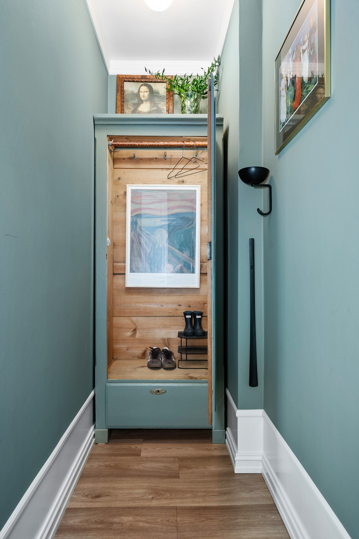 Entré/hall med plass for sko og yttertøy Galleribilde