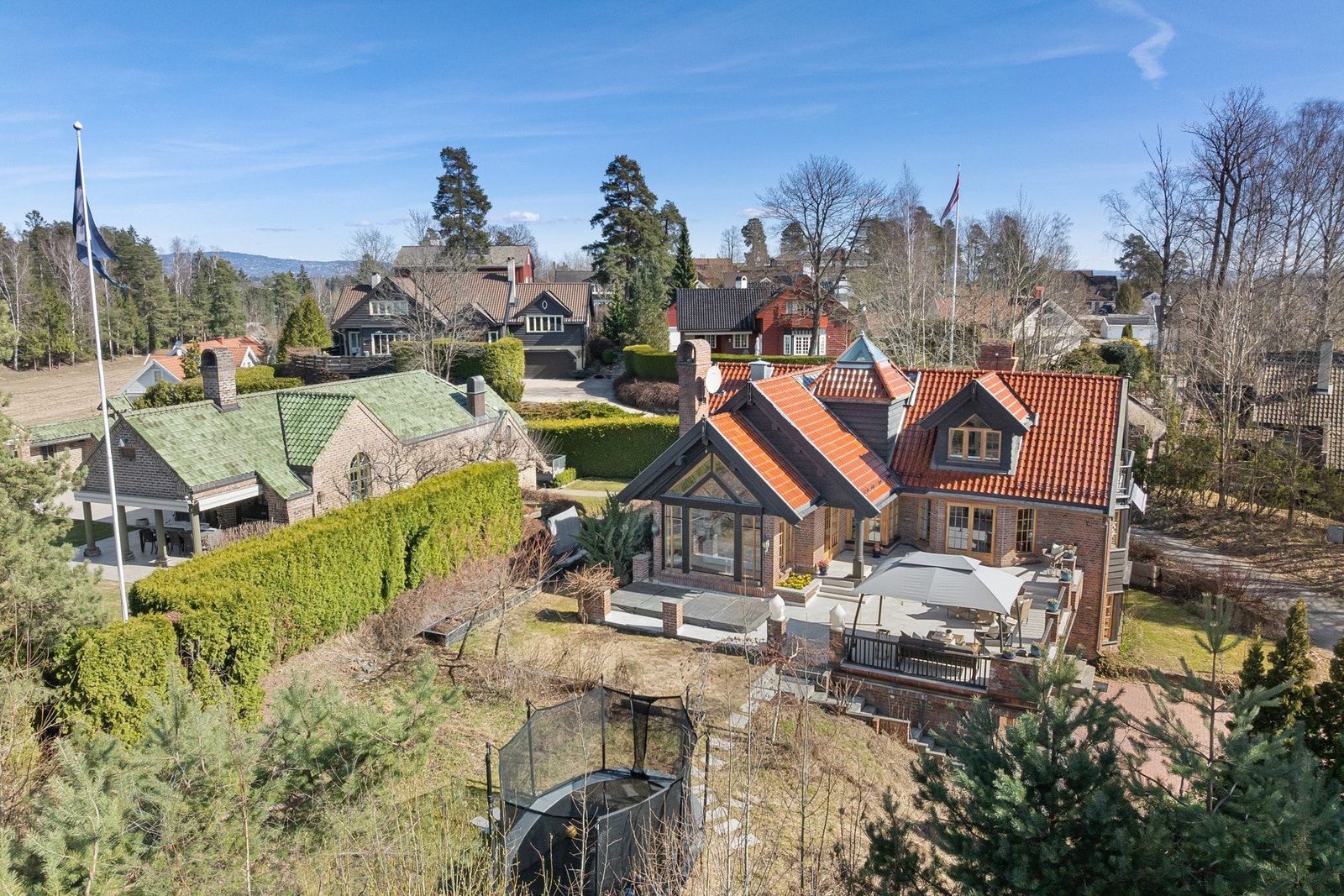 Tomtene er naturlig avgrenset med beplanting mellom tomtegrensene Galleribilde