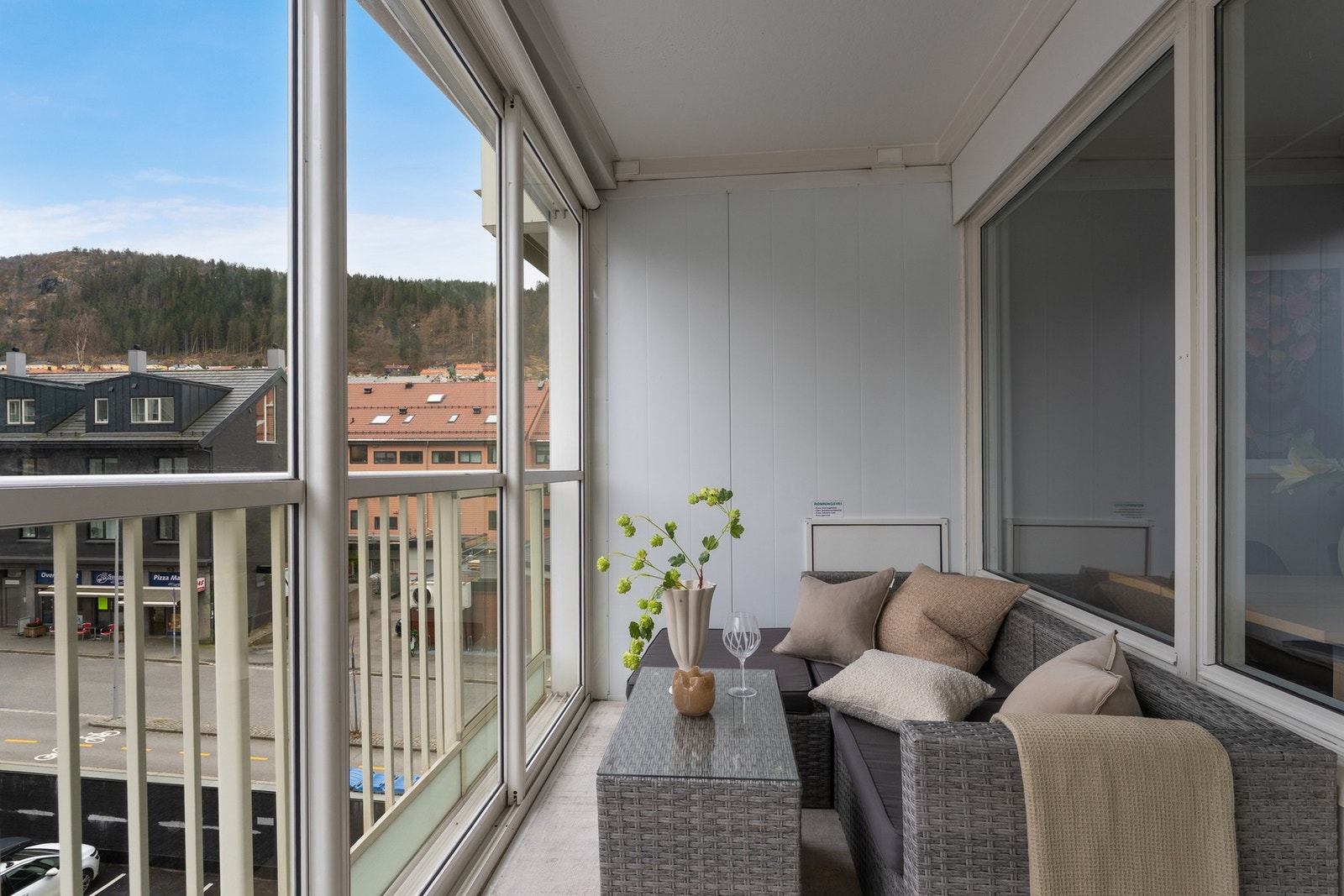 - Nydelig og sentrumsnær leilighet med stor innglasset balkong, attraktiv beliggenhet og felles solrik takterrasse! - Galleribilde