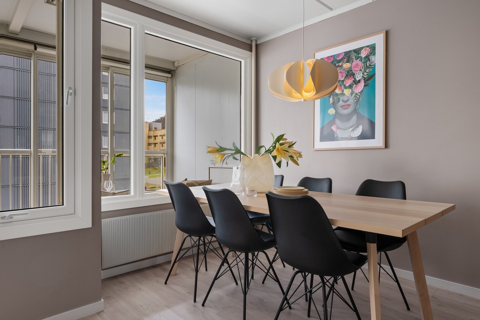 - Fra stuen er det utgang til en innglasset balkong som gir et ekstra bruksrom store deler av året - Galleribilde