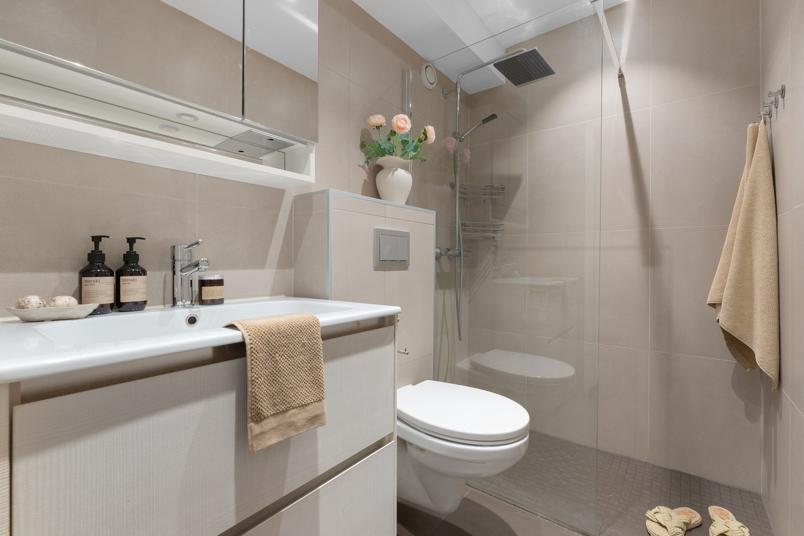 - Badet er delikat og moderne, oppgradert i senere tid (opplyst pusset opp i 2019) - Galleribilde
