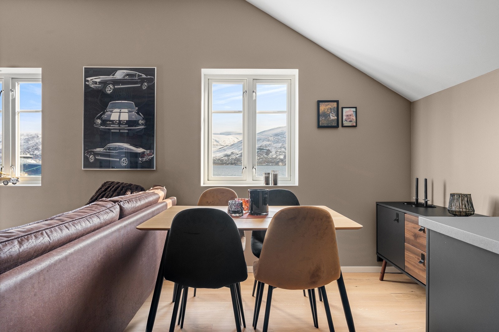 Ved kjøkkenet er det god plass til spisestue.