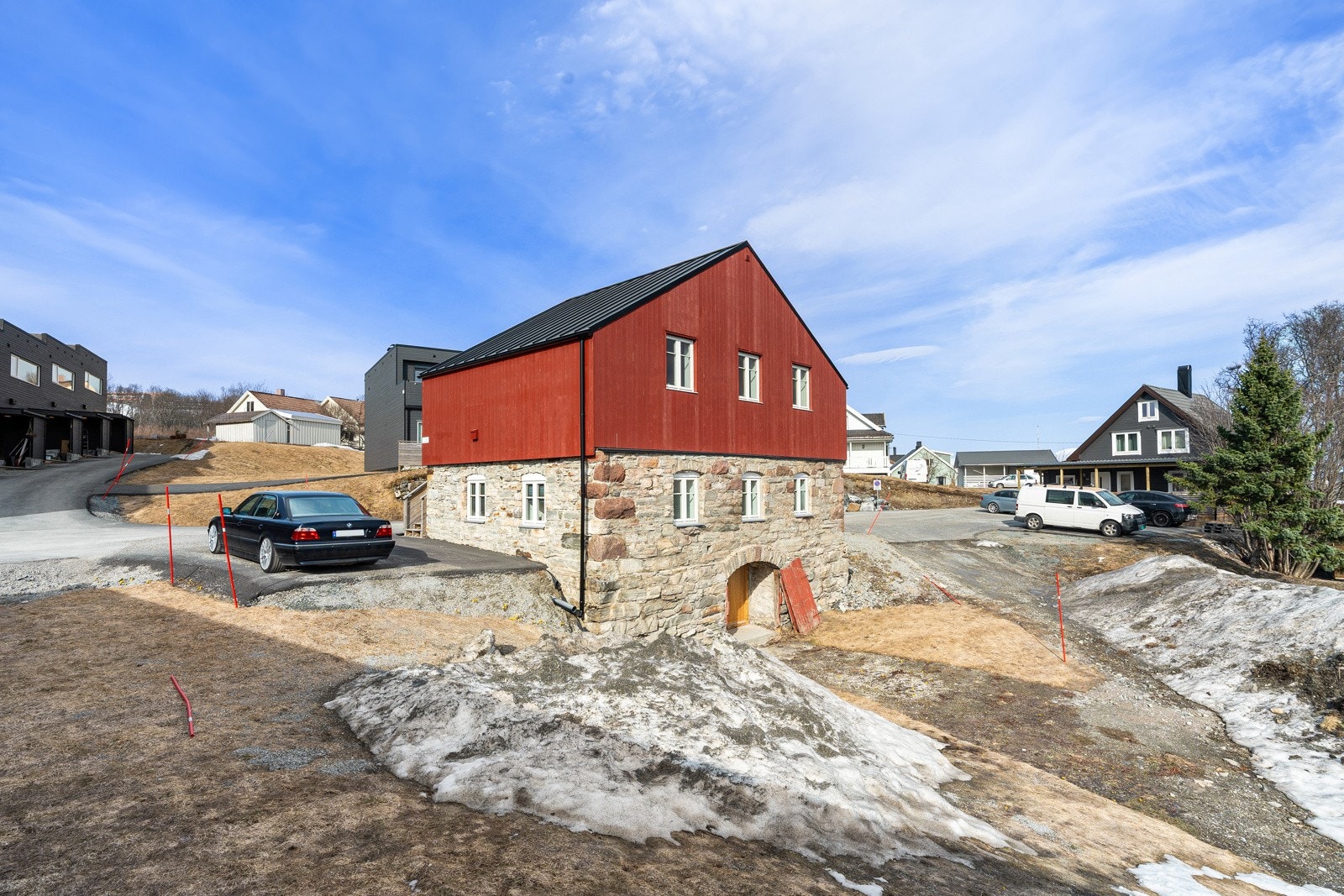 I moderne stil med "landlig" beliggenhet på gamle Stakkevoll gård ble det renovert leiligheter i det sjarmerende fjøset i 2023.