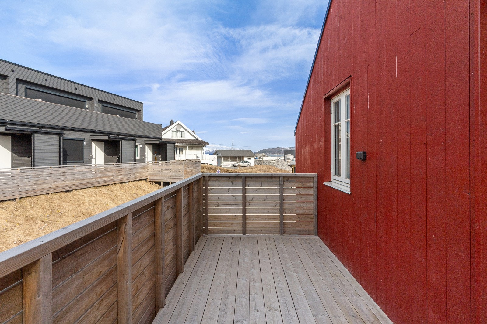 Inngangsparti og veranda. Vestvendt veranda med gode solforhold på veranda bilde.