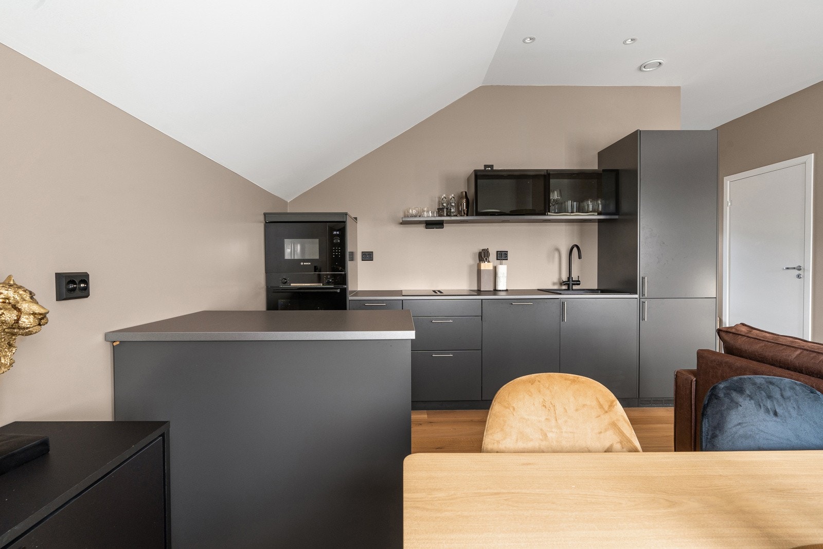 Kjøkkenet har praktisk utforming og rikelig med skap- og benkeplass.