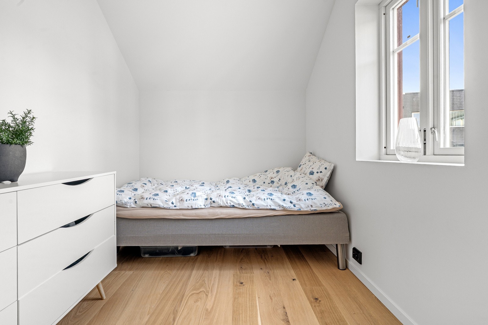 God plass til stor seng på begge soverom.