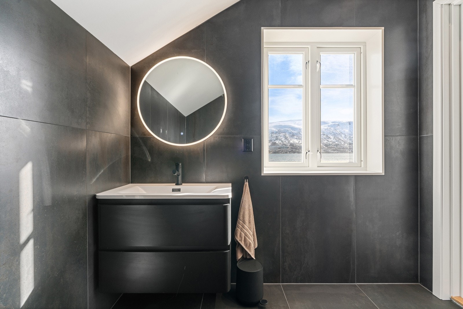 Vegghengt speil med lys.