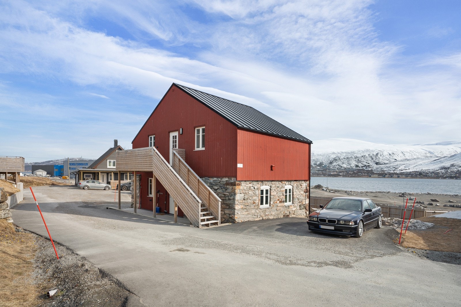 Stakkevoll Gård er en vakker eiendom beliggende mellom Stakkevollvegen og Nordøyvegen.