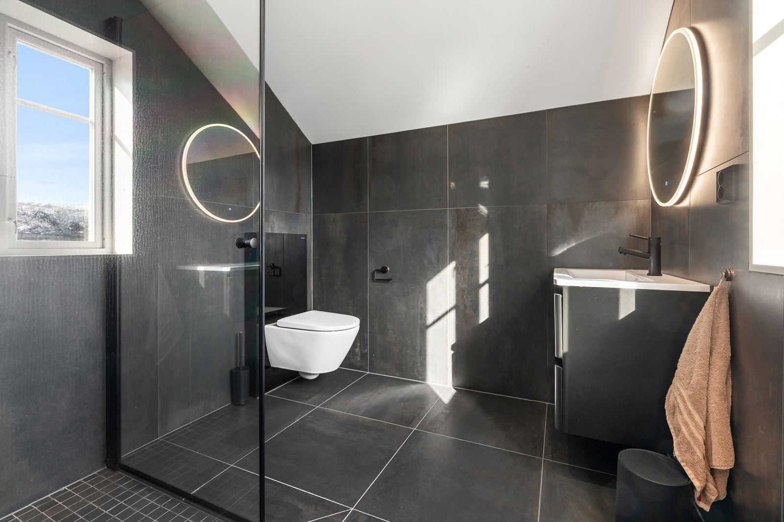 Lekkert flislagt bad med 60x60 flis på gulv og vegger. Mindre flis i dusjnisje.