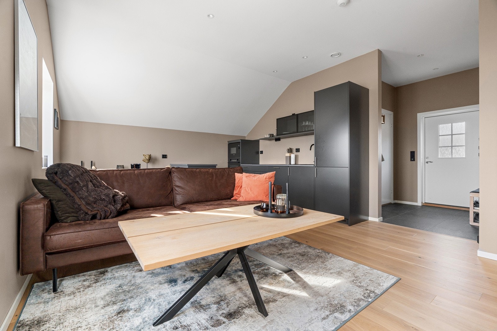 Lys og koselig stue.