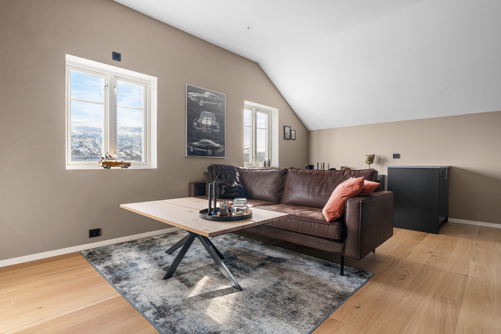 Stuen er malt i delikate farger og det er god plass til å møblere de ulike sonene.