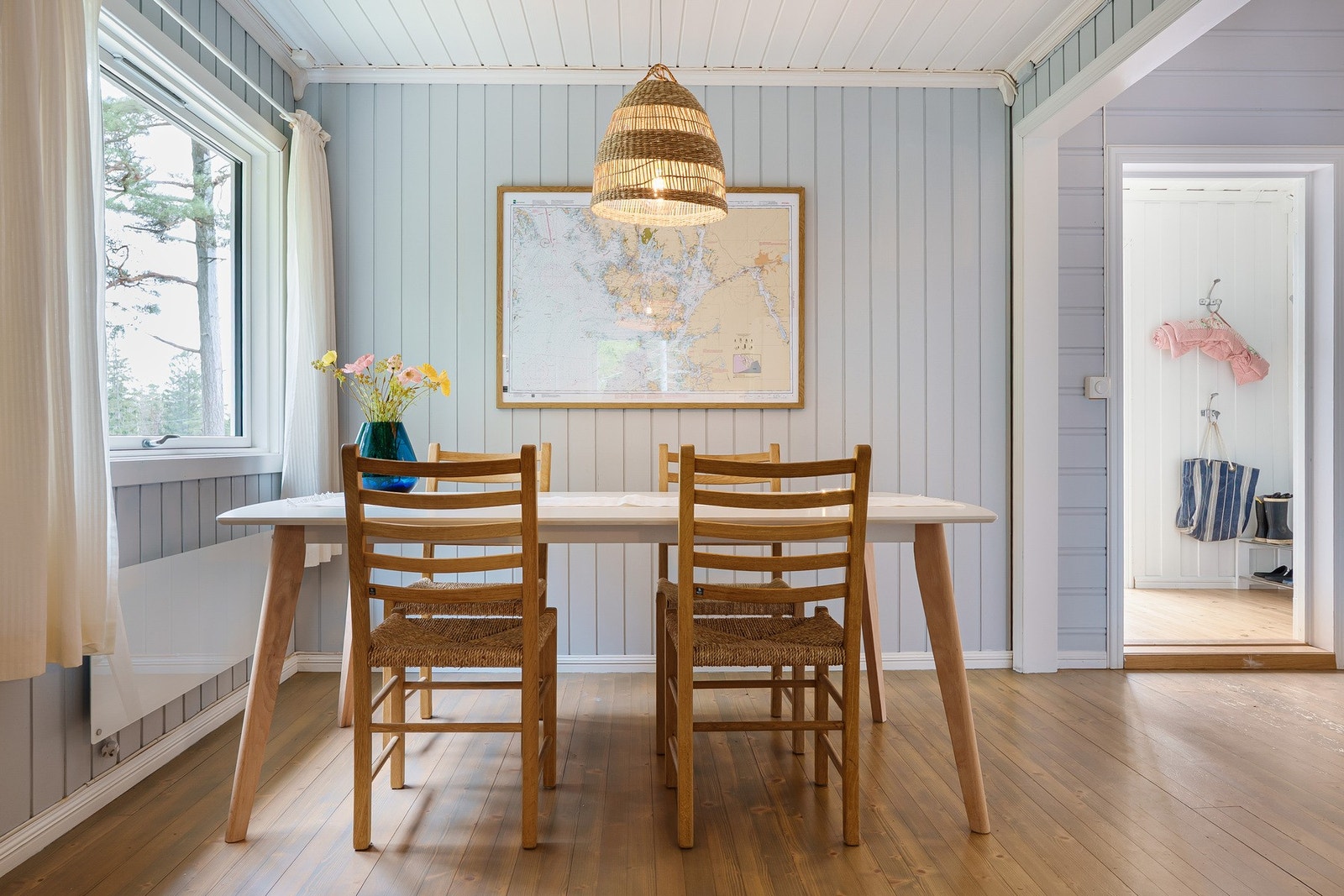 Spisekrok i tilknytning til kjøkkenet. Galleribilde