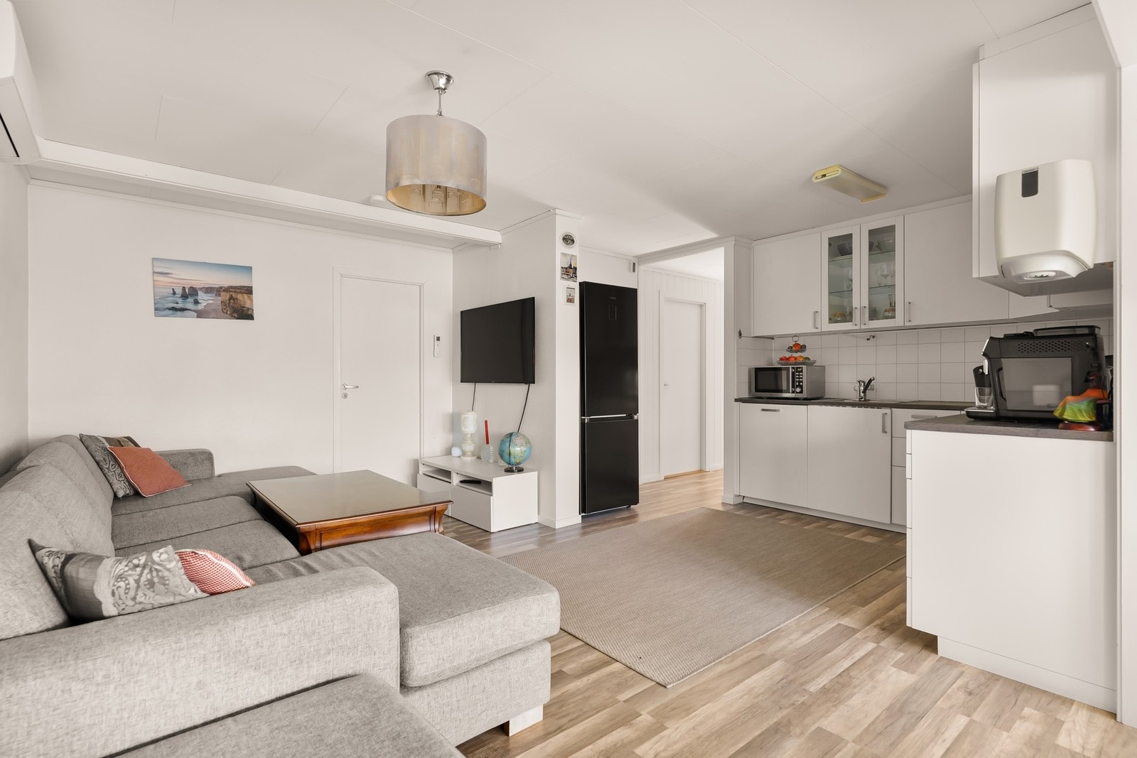 Leiligheten har en gjennomgående åpen løsning Galleribilde