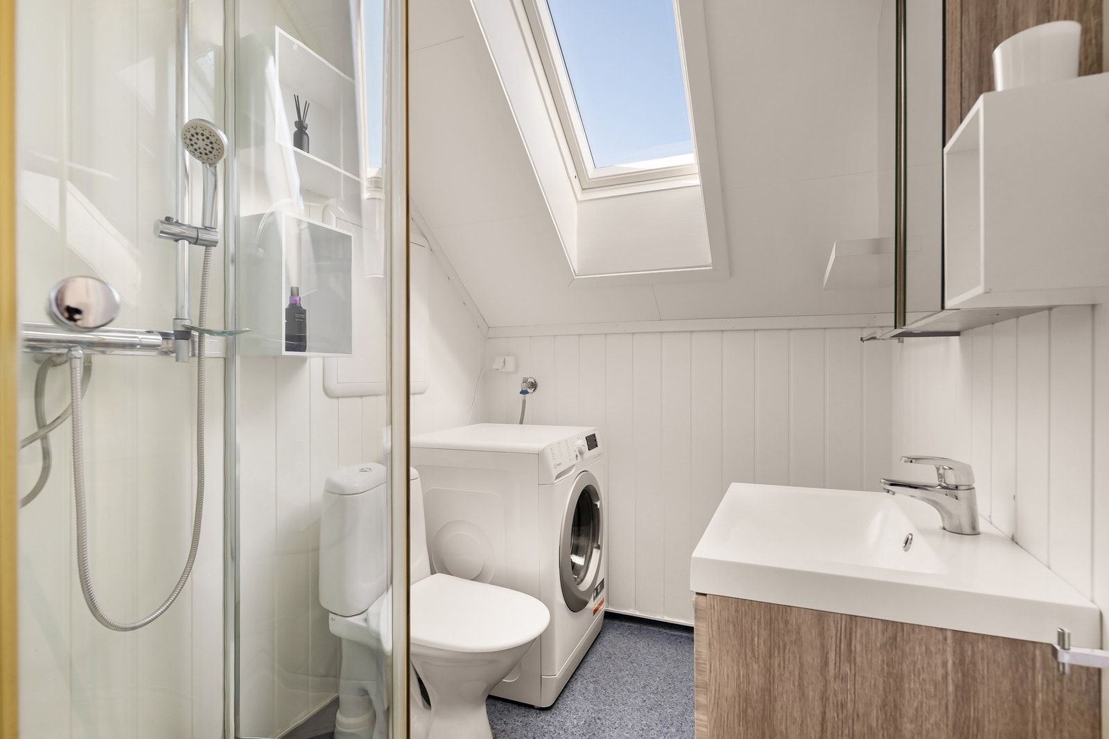 Badet i 2. etasje har varme i gulv Galleribilde