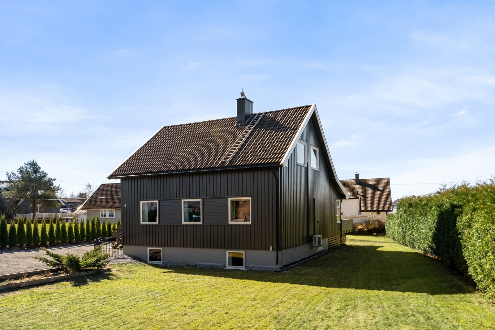 Hekk omringer omtrent hele eiendommen Galleribilde