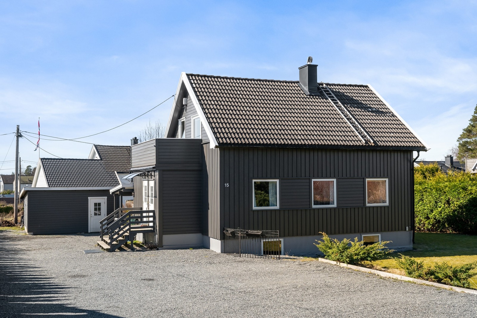 Eiendommen har en stor gårdsplass med rikelig biloppstillingsplass Galleribilde