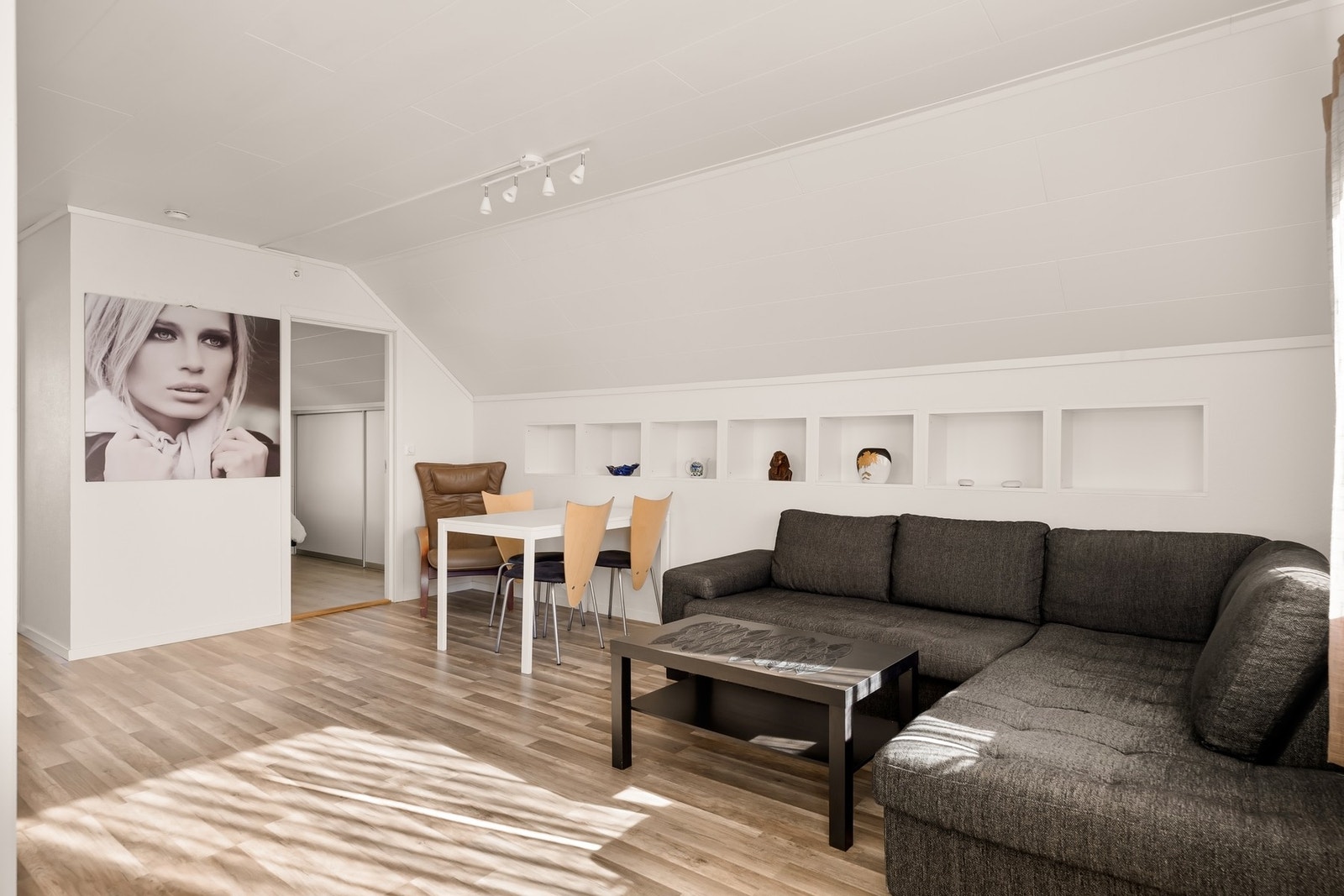 Plassbygde hyller i veggen gir rom for dekorering Galleribilde