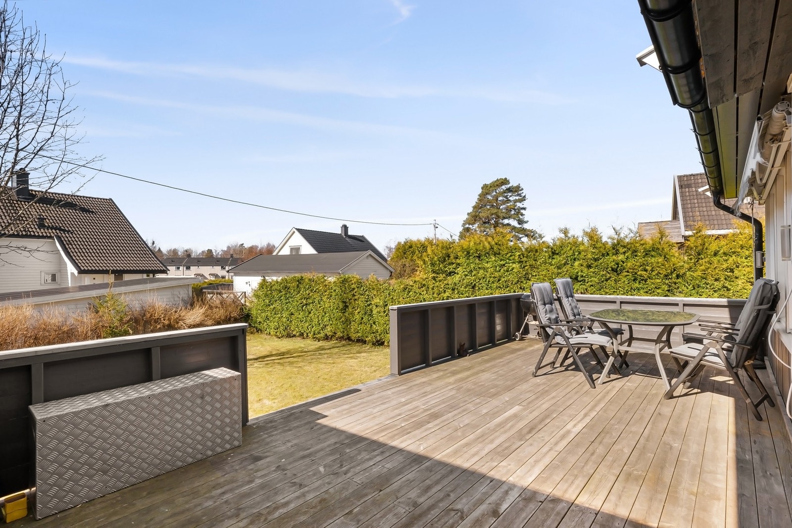 Romslig uteplass med gode solforhold - perfekt for den kommende årstiden Galleribilde