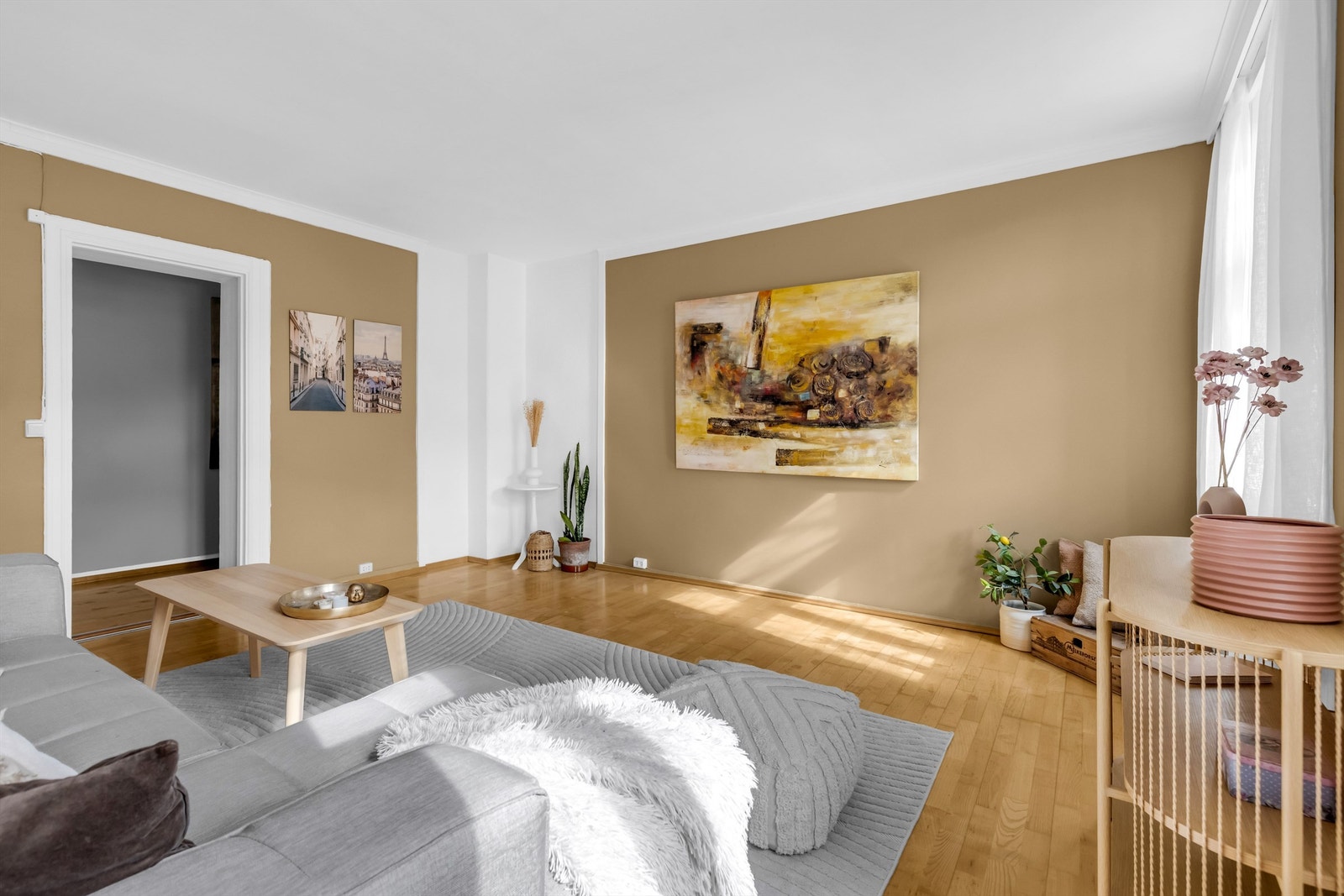 Stuen har en fleksibel utforming med god plass til både sofagruppe og spisebord. Galleribilde