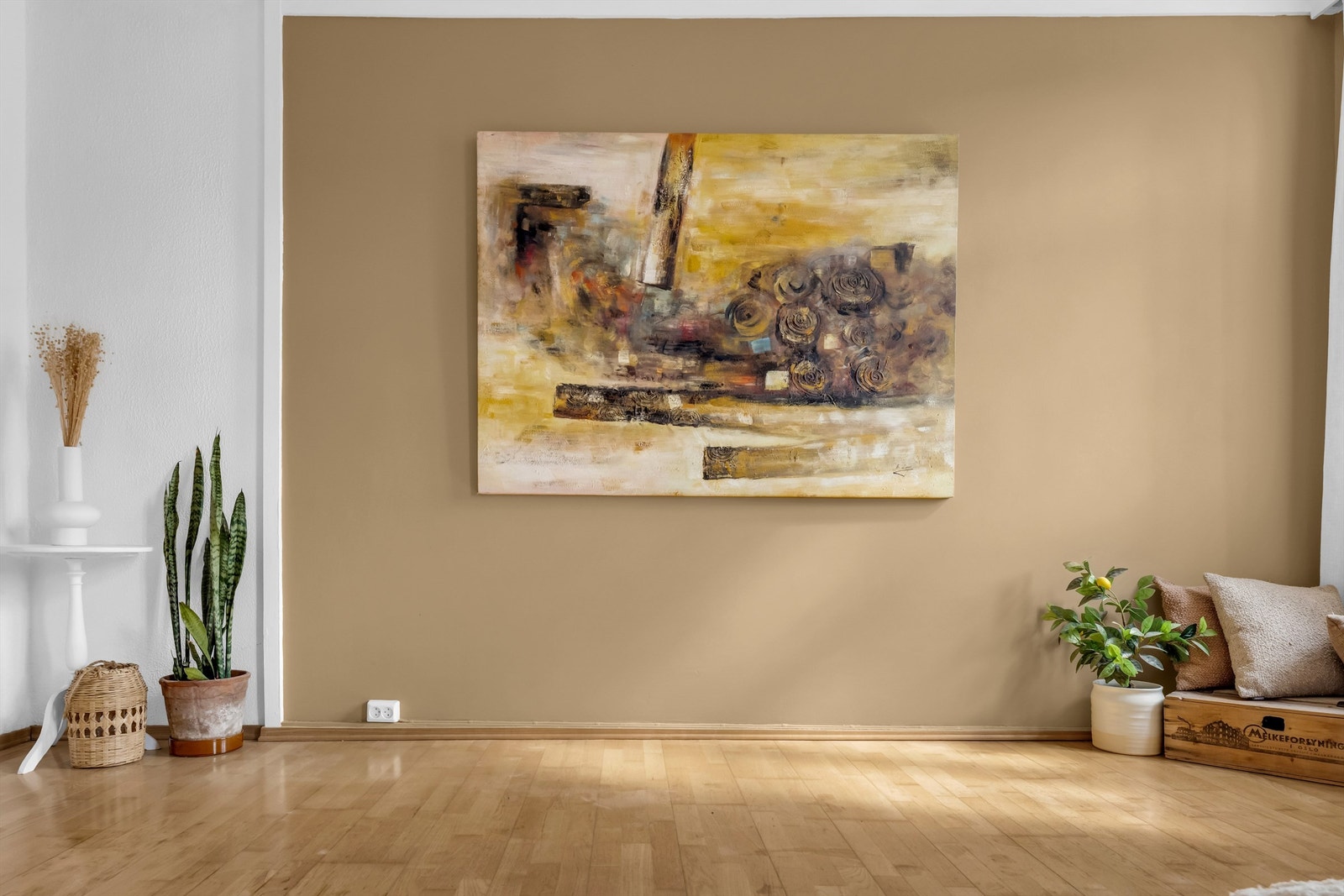 Gulvet er belagt med parkett som gir et varmt og tidløst uttrykk, og de lyse veggflatene bidrar til en nøytral base som er enkel å innrede etter egen stil. Galleribilde