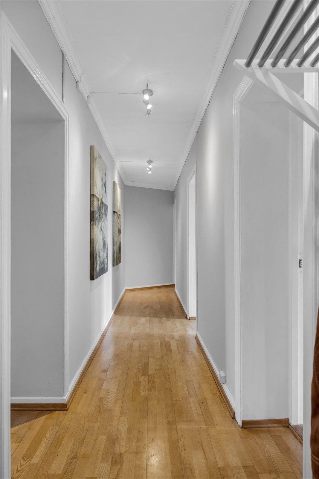 Fra entréen går man videre inn i en gang som gir enkel adkomst til boligens rom og bidrar til en funksjonell og godt utnyttet planløsning. Galleribilde