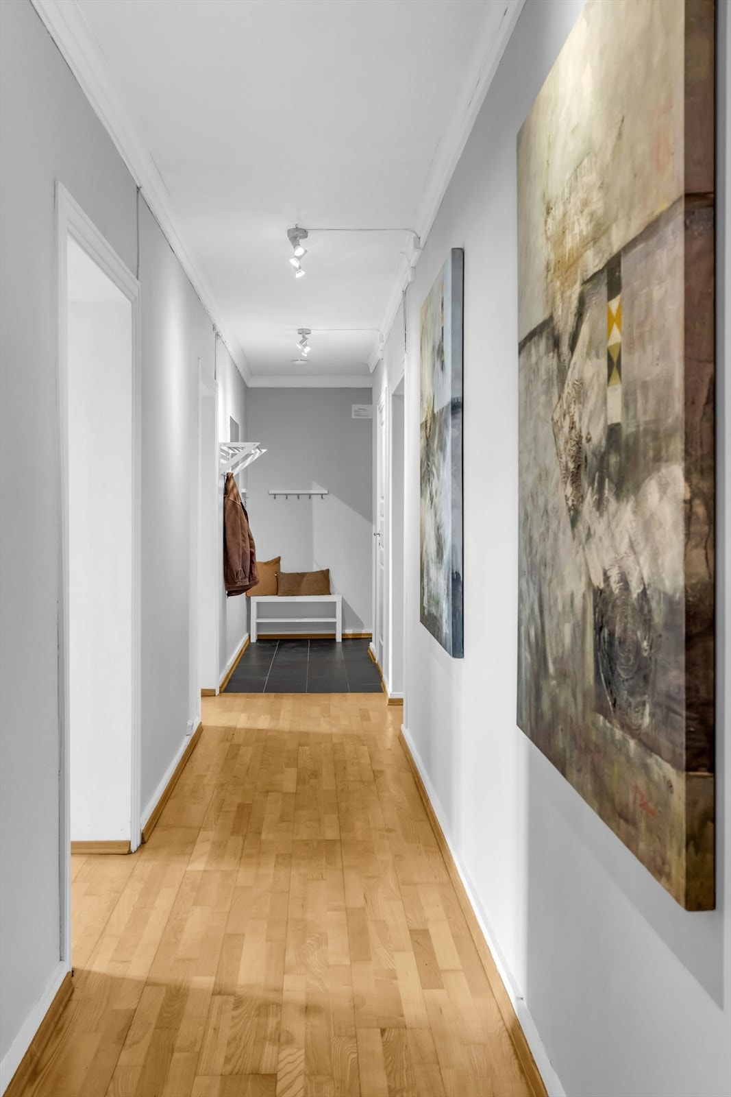 Leiligheten ønskes velkommen via en praktisk entré med flislagt gulv og plass til oppbevaring av yttertøy og sko. Galleribilde