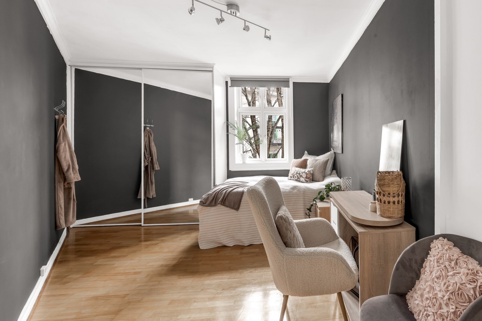 Hovedsoverommet har plass god til dobbeltseng og en praktisk garderobeløsning med skyvedørsgarderobe med speil. Galleribilde