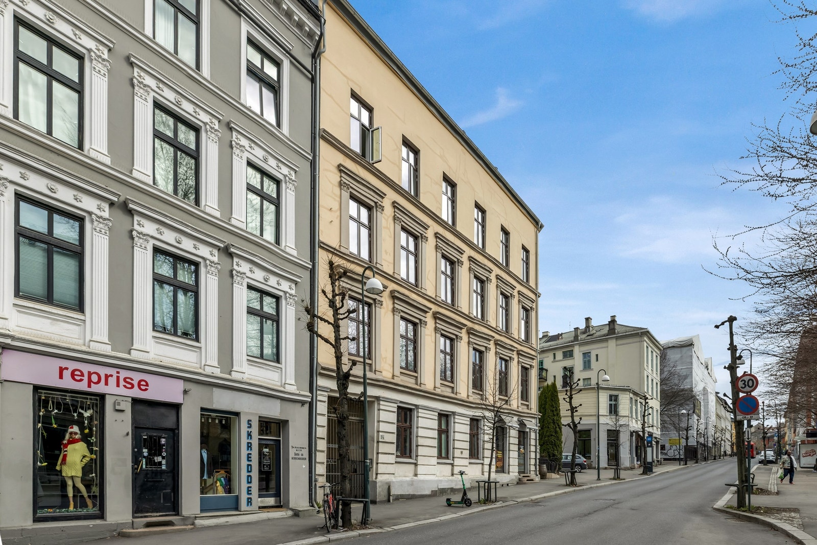 Leiligheten ligger sentralt i Gamlebyen, ca. femten minutters gange fra bussterminalen. Galleribilde