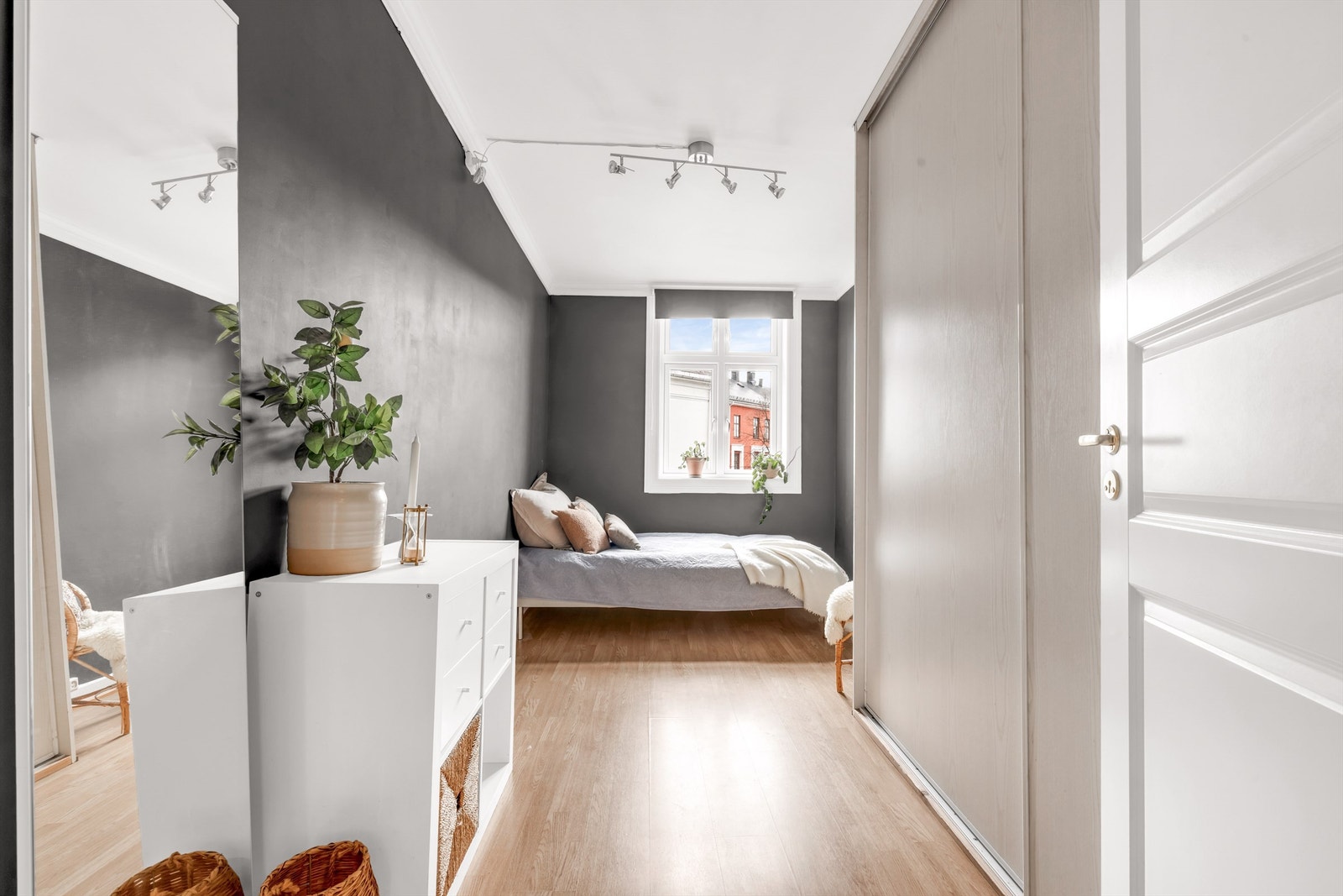 Soverom 2 er også romslig og gir god plass til seng og tilhørende møblement. Galleribilde
