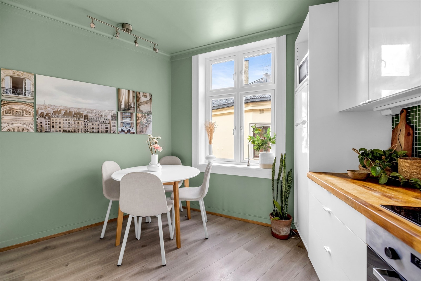 Rommet oppleves lyst og trivelig, med god plass til spisebord som gir en hyggelig ramme for både frokost og hverdagsmåltider. Galleribilde