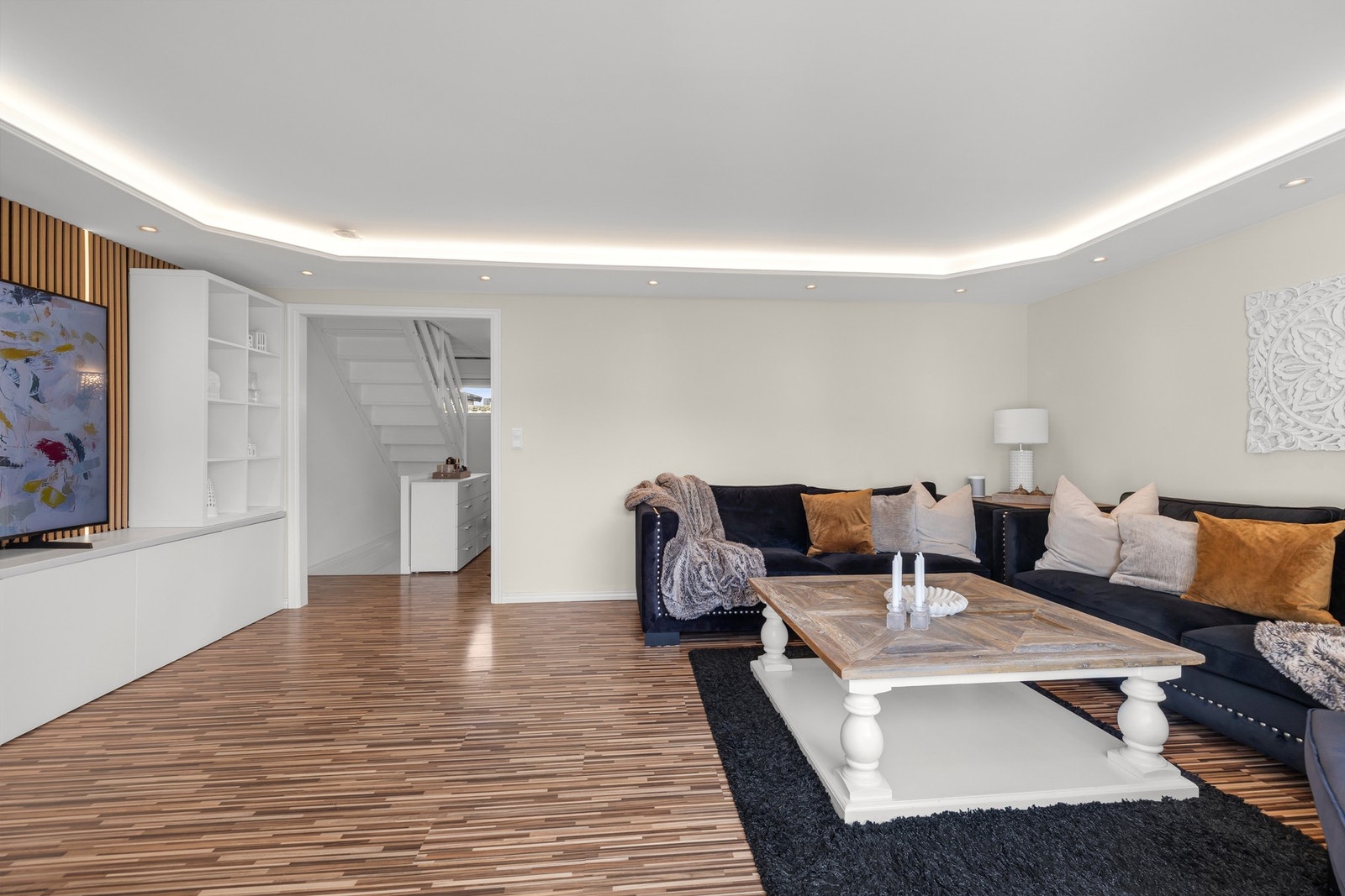 Lekre spiler på medievegg og spotter i taket Galleribilde