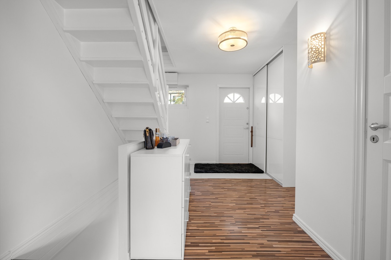 Praktisk med skyvedørsgarderobe i entré Galleribilde