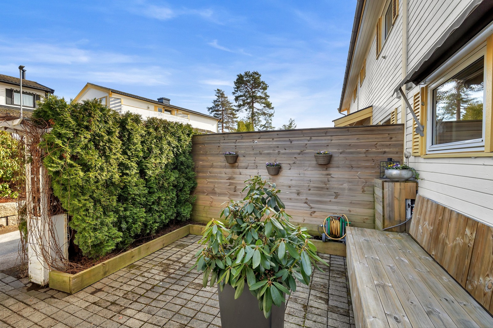 Hyggelig sittegruppe hvor man kan nyte morgensolen Galleribilde