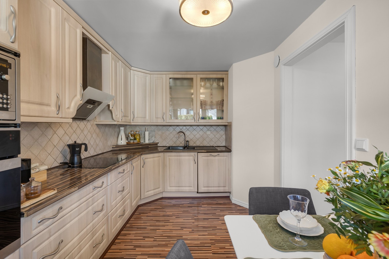 Her er det godt med skap- og benkeplass Galleribilde